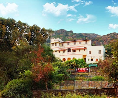 https://imgcld.yatra.com/ytimages/image/upload/t_hotel_yatra_city_desktop/v1430139298/Domestic Hotels/Hotels_Mount Abu/Krishna Niwas/Overview.jpg